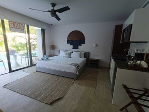 1 sovrum, värdeförvaringsskåp på rummet och skrivbord