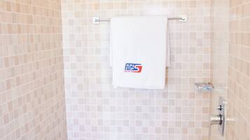 Basic Single Room | Bathroom | Shower, rainfall showerhead, towels, toilet paper