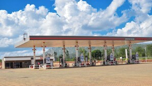 Una stazione di servizio con diversi distributori di carburante, una pensilina e il cartello TotalEnergies.