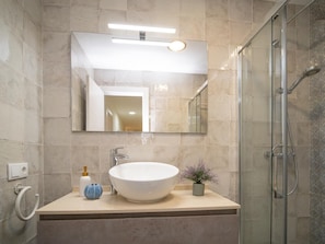 Douche, séchoir à cheveux, serviettes fournies