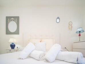 2 bedrooms, iron/ironing board, Internet, bed sheets