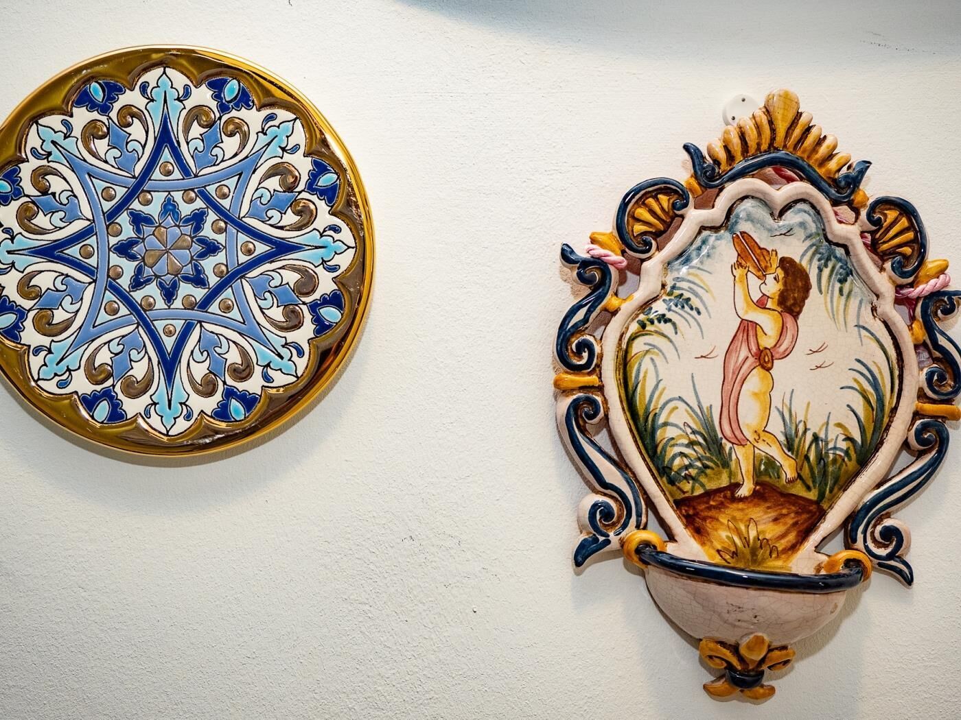 Deux carreaux de céramique aux motifs complexes, fixés au mur.