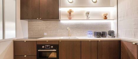 Een koelkast, een oven, een vaatwasser, een koffiezetapparaat/waterkoker