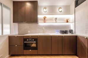 Fridge, oven, dishwasher, coffee/tea maker