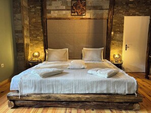 5 bedrooms, iron/ironing board, WiFi, bed sheets