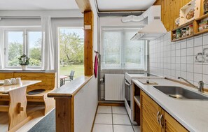 Kühlschrank, Herdplatte, Wasserkocher mit Kaffee-/Teezubehör