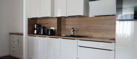 ثلاجة، فرن، موقد طهي مسطح، غسالة أطباق