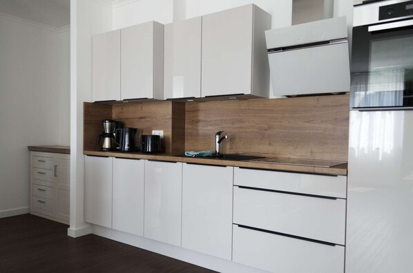 Køleskab, ovn, kogeplade, opvaskemaskine