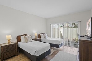 3 chambres, bureau, fer et planche à repasser, lit parapluie