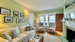 Smart TV - Commanders Cabin, quaint apt steps to downtown (Camden)