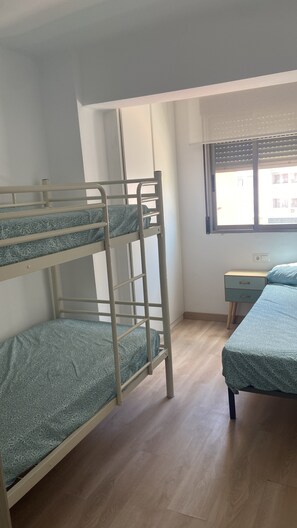 4 عدّة غرف نوم وواي فاي وملاءات أسرّة