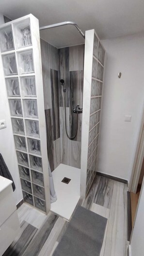 تجهيزات دش، مجففات شعر، مراحيض شطف، صابون