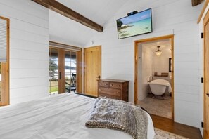 1 bedroom, iron/ironing board, free WiFi, bed sheets - Bee Hive Cottage, romantic Maine waterfront cottage (Cushing)