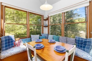 Dining - Sea Heather Cottage: Sunny Waterfront Escape for N (Waldoboro)