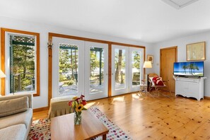 Smart TV - Sea Heather Cottage: Sunny Waterfront Escape for N (Waldoboro)