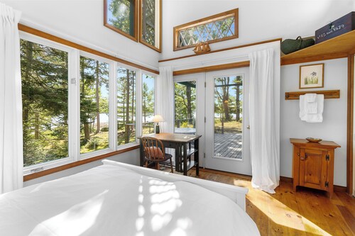 Sea Heather Cottage: Sunny Waterfront Escape for Nature Lovers