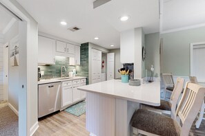 Fridge, microwave, oven, stovetop - Inviting villa with pool, tennis, & balcony - close beach access (Hilton Head)