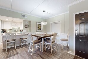 Dining - Inviting villa with pool, tennis, & balcony - close beach access (Hilton Head)