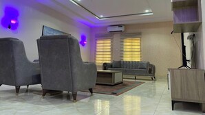 ห้องดีลักซ์, ระเบียง, วิวเมือง | บริเวณนั่งเล่น