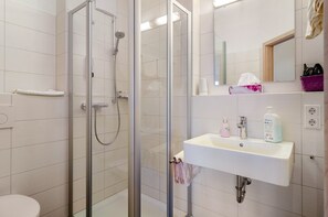Shower, hair dryer, towels - 'Room 1' with Shared Garden and Wi-Fi (Reichenau)