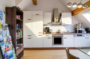 Fridge, oven, stovetop, dishwasher - Room 'Zimmer 2' with Shared Garden and Wi-Fi (Reichenau)