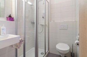 Shower, hair dryer, towels - Room 'Zimmer 2' with Shared Garden and Wi-Fi (Reichenau)
