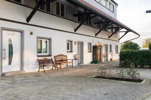 Exterior - Room 'Zimmer 2' with Shared Garden and Wi-Fi (Reichenau)
