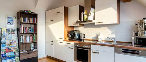 Frigorifero, forno, piano cottura, lavastoviglie