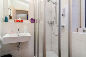 Dusj, hårføner og håndklær