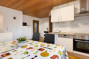 Kylskåp, mikrovågsugn, ugn och spishäll
