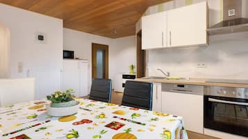 Kylskåp, mikrovågsugn, ugn och spishäll