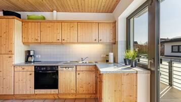 Jääkaappi, mikroaaltouuni, uuni, liesi