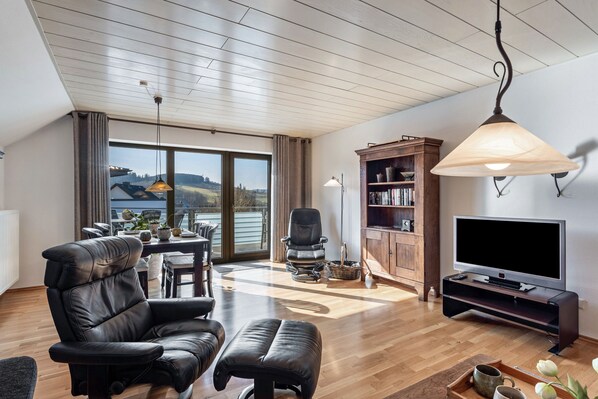 Televisión y chimenea 