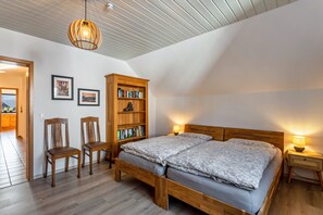2 bedrooms, iron/ironing board, free WiFi, bed sheets