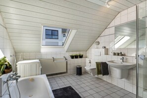 Een douche, een haardroger, handdoeken
