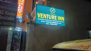 Señal de Venture Inn, indicando que es un hotel con datos de contacto y una dirección.