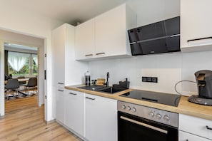 Fridge, oven, stovetop, dishwasher