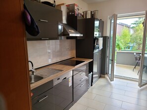 Fridge, stovetop, dishwasher, coffee/tea maker