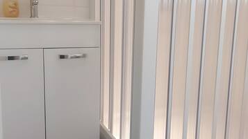 Dusche, kostenlose Toilettenartikel, Handtücher