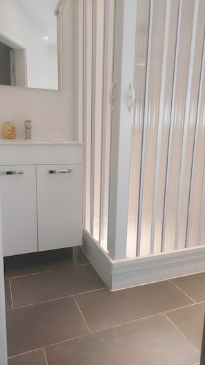 Dusche, kostenlose Toilettenartikel, Handtücher