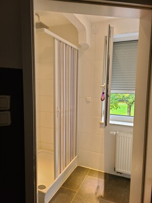 Dusche, kostenlose Toilettenartikel, Handtücher