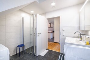 Dusche, Haartrockner, Handtücher