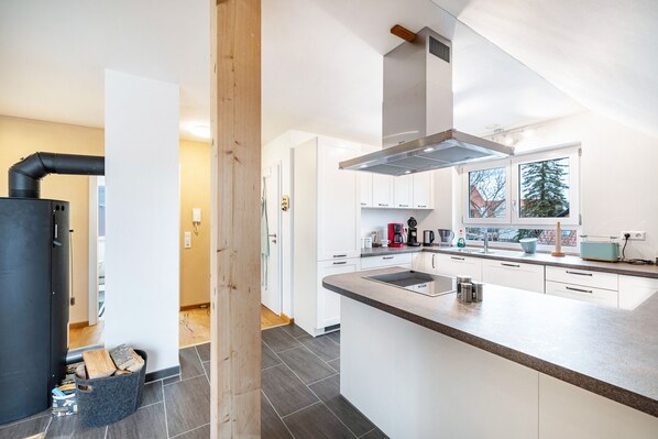 Jääkaappi, mikroaaltouuni, uuni, liesi