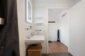 Bruser, hårtørrer, håndklæder