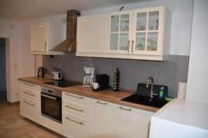 Een koelkast, een microgolfoven, een oven, een kookplaat