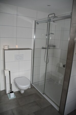 Bruser, gratis toiletartikler, hårtørrer, håndklæder