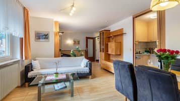 Fernseher, Tischtennisplatte, Stereoanlage