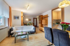 TV, table tennis, stereo