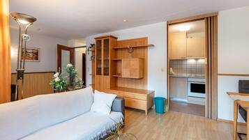 Fernseher, Tischtennisplatte, Stereoanlage