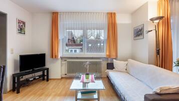 TV, tavolo da ping pong, impianto stereo